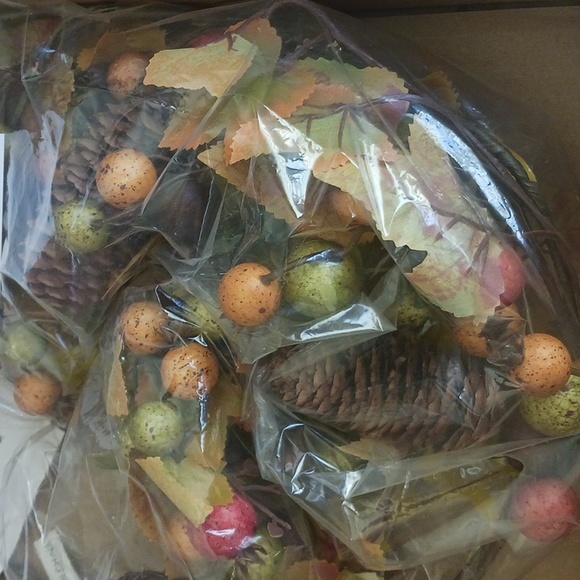 Harvest berrie,leaf, & pinecone Garland ,4 FT., NEW IN BOX,,By Valeri/Qvc - Picture 8 of 11